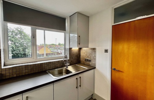 Baguley Apartment | Manchester - 1 Bedroom - Sleeps 3 - Free Parking