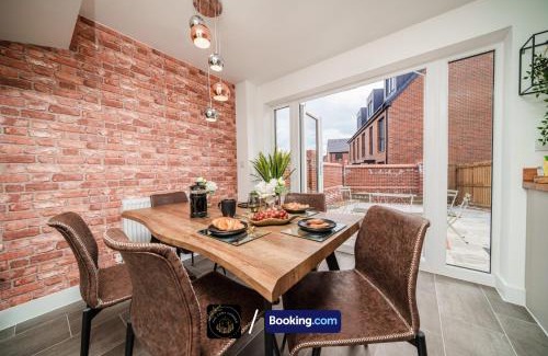 Salford Apartment | Manchester 3-Bed House, Free Parking & WiFi