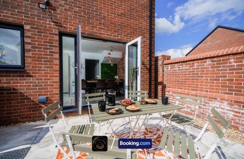 Salford Apartment | Manchester 3-Bed House, Free Parking & WiFi