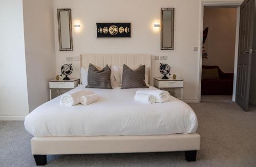 Middleton House | Manchester - 4 Beds - Sleeps 7 - Street Parking