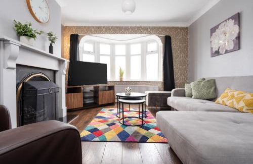 Droylsden Apartment | Manchester Business and Leisure Home with Free Parking