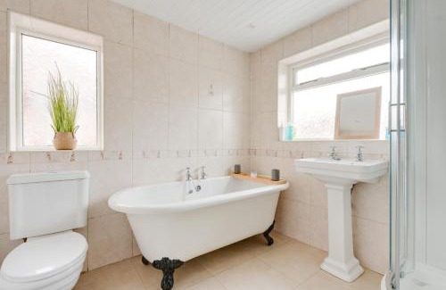 Droylsden Apartment | Manchester Business and Leisure Home with Free Parking