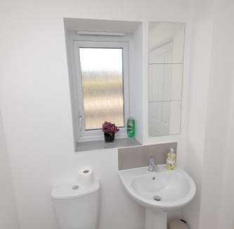 Belle Vue Apartment | Manchester Cityside Deluxe Stay - 3 Bedroom House Great for Family with Free Parking & Garden