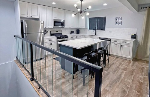 Hill Section Condo | MANHATTAN BEACH, CA walk to beach, pier, shops & restaurants.