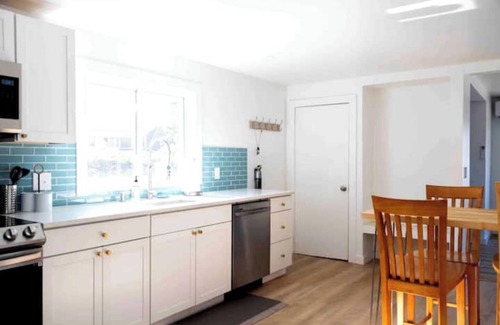 Old North End Apartment | MANHATTAN MODERN: Large 3 bed, Fenced yard-Parking