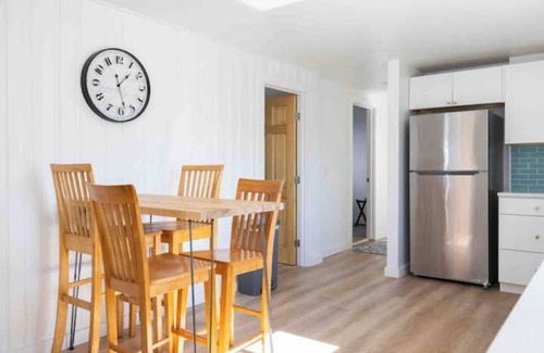 Old North End Apartment | MANHATTAN MODERN: Large 3 bed, Fenced yard-Parking