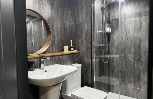 Leeds City Center Apartment | Manhattan-Style Chic Loft, Sleeps 5, Heart of Leeds