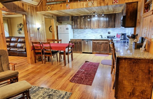 Fleetwood Cabin | Manna Cabin-Open for Bookings! Private, Hot Tub, WIFI, Game Room