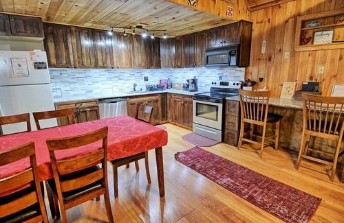 Fleetwood Cabin | Manna Cabin-Open for Bookings! Private, Hot Tub, WIFI, Game Room