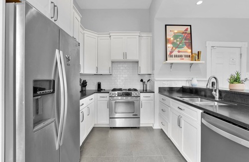 Beach Institute House | Manor with Private Courtyard, Private Parking by Lucky Savannah
