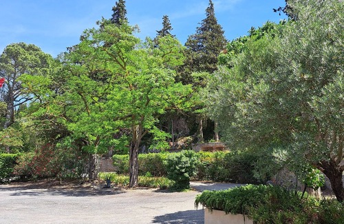 Narbonne House | Mansion In the shade of the big trees of the park, great comfort