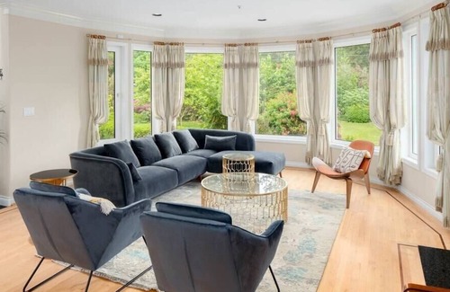 Kerrisdale Villa | Mansion w/Modern GardenandGame Room near Maple Grove