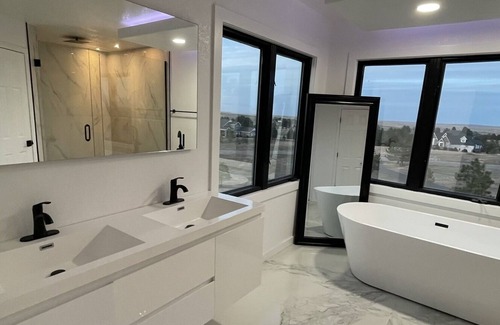 Parker House | Mansion with full bar & basketball court