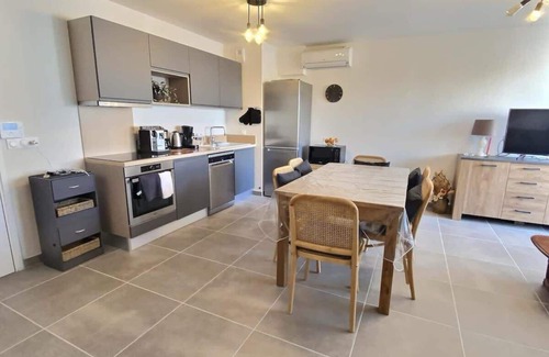 Vias Apartment | Maona - spacious and modern apartment
