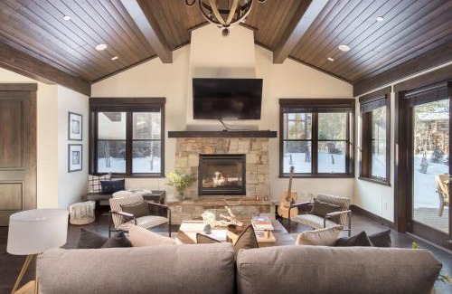 Truckee House | Maple by AvantStay Modern Mountain Home w Cozy Fire Pit 15 Mins frm Northstar