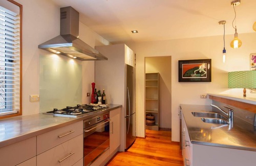 Arthur's Point House | Maple Court|Family friendly |Log Fire