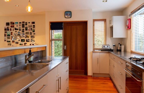 Arthur's Point House | Maple Court|Family friendly |Log Fire