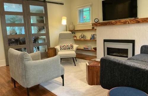 Martinez Park House | Maple Courtyard - Old Town with King Suite & Piano