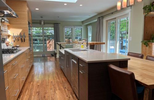 Martinez Park House | Maple Courtyard - Old Town with King Suite & Piano