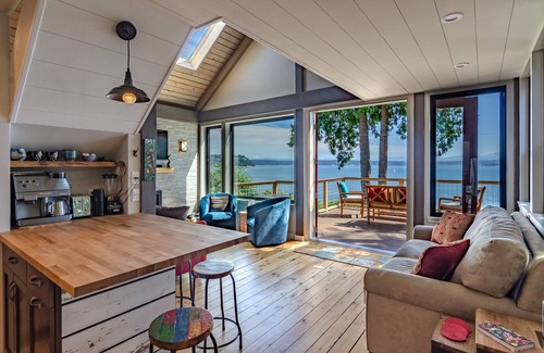 Langley House | Maple Cove Hideaway - Ocean Front Cabin - Close To Langley!