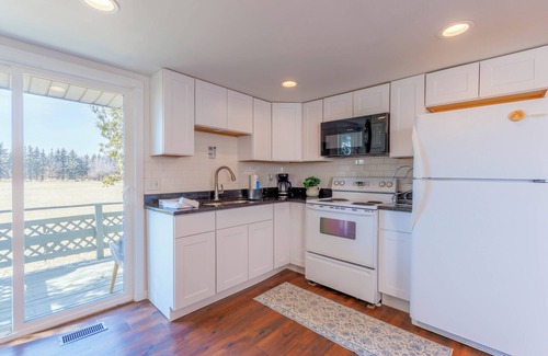 Douglas House | Maple Getaway - Short distance to downtown, beaches, and breweries