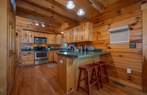 Lake Lure Cabin | Maple Hill - Brand New-Cabin in the Mountains, lake/beach/river access, pets