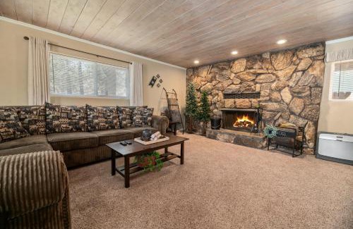 Sugarloaf House | Maple Lane Lodge - Adorable chalet on a fully fenced lot with a hot tub and more!