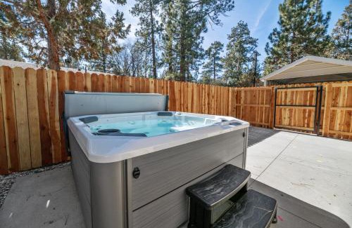 Sugarloaf House | Maple Lane Lodge - Adorable chalet on a fully fenced lot with a hot tub and more!