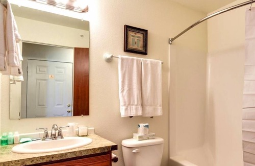 West Central Apartment | Maple Leaf Manor Suites - 3 Bedroom Apartment queen with Balcony