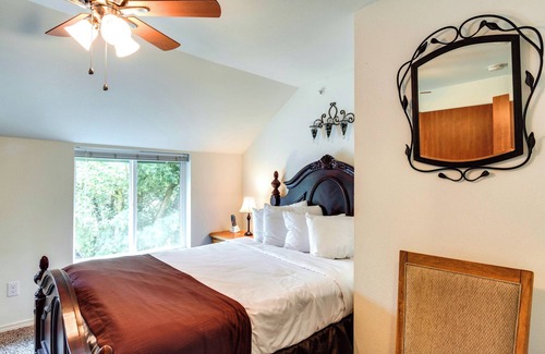 West Central Apartment | Maple Leaf Manor Suites - 3 Bedroom Apartment queen with Balcony