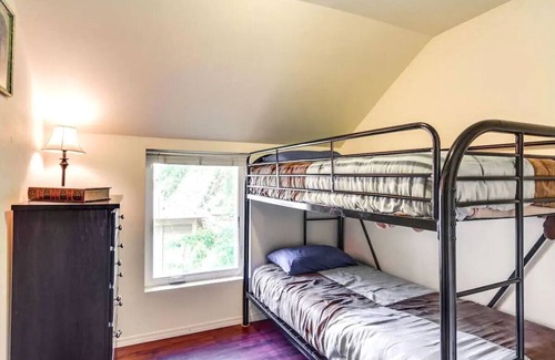 West Central Apartment | Maple Leaf Manor Suites - 3 Bedroom Apartment queen with Balcony
