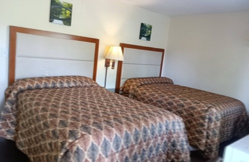 New Milford Hotel | Maple Leaf Motel