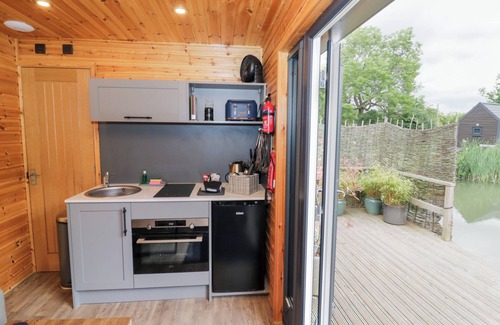Middleton Cheney Cottage | MAPLE LODGE AT BRIDGE LAKE FARM & FISHERY in Chacombe