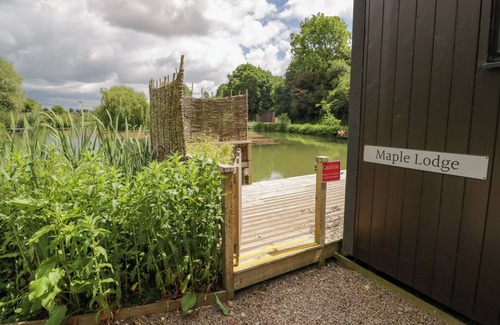 Middleton Cheney Cottage | MAPLE LODGE AT BRIDGE LAKE FARM & FISHERY in Chacombe