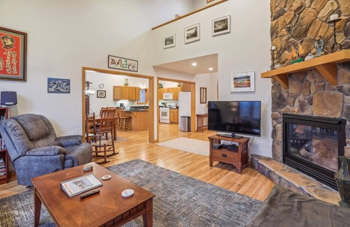 Timberline House | Maple Lodge Beautiful contemporary home right in the middle of hiker heaven!