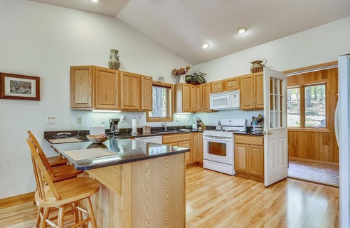 Timberline House | Maple Lodge Beautiful contemporary home right in the middle of hiker heaven!