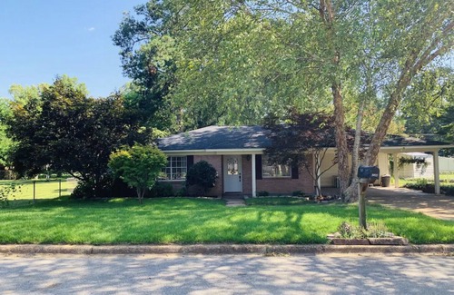 Northport House | Maple Tree House - 3 miles from stadium, tucked away from traffic