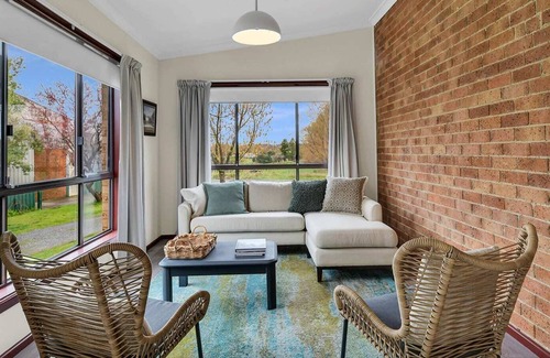 Orange House | Maplehurst - Peaceful Country Getaway near Winery