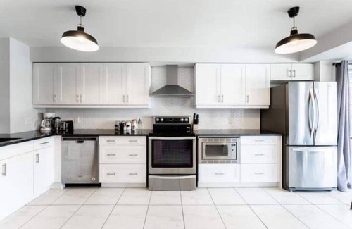 Aldershot House | Mapleview Burlington Gem-King bed-Stylish Townhome