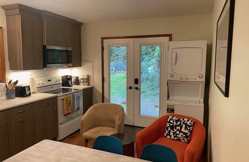 Multnomah Village House | Maplewood ADU Garden Retreat w/full kitchen. Washer/Dryer in unit. Private.