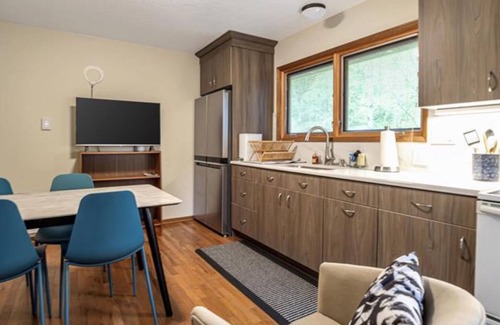 Multnomah Village House | Maplewood ADU Garden Retreat w/full kitchen. Washer/Dryer in unit. Private.