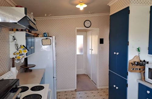 Rainbow Point House | Mapou Magic · Classic Kiwi Bach - Great location by the Lake