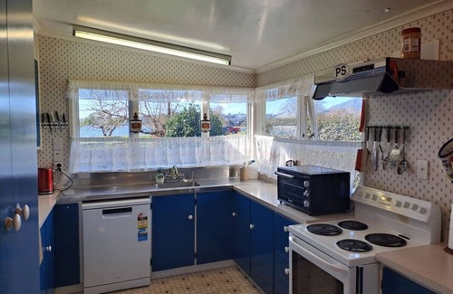 Rainbow Point House | Mapou Magic · Classic Kiwi Bach - Great location by the Lake