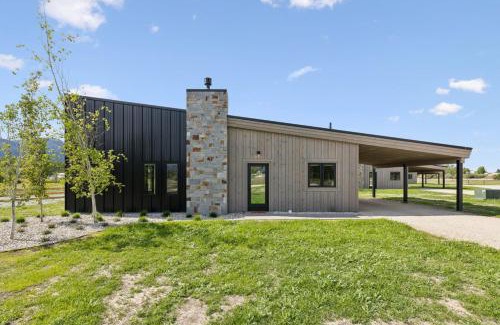 Hamilton House | Mara Luxury Cabin- Maple