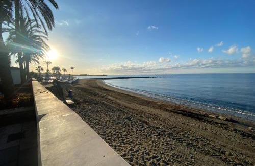 Marbella Seafront Promenade Apartment | Marbella Beach Front Edificio Mayoral Primera Línea Playa y Centro Ciudad Alquiler Barco Opcional