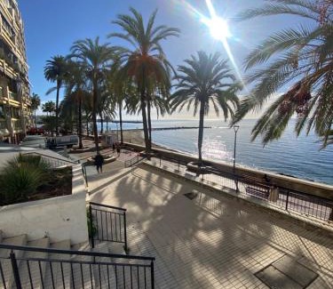 Marbella Seafront Promenade Apartment | Marbella Beach Front Edificio Mayoral Primera Línea Playa y Centro Ciudad Alquiler Barco Opcional