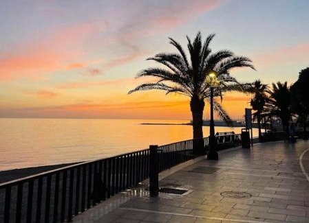 Marbella Seafront Promenade Apartment | Marbella Beach Front Edificio Mayoral Primera Línea Playa y Centro Ciudad Alquiler Barco Opcional