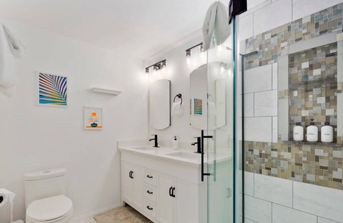 Oak Harbor House | @ Marbella Lane - Cozy SEAClusion Cabin