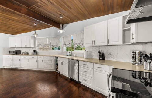 Oak Harbor Cottage | @ Marbella Lane - Seas the Bay Sanctuary