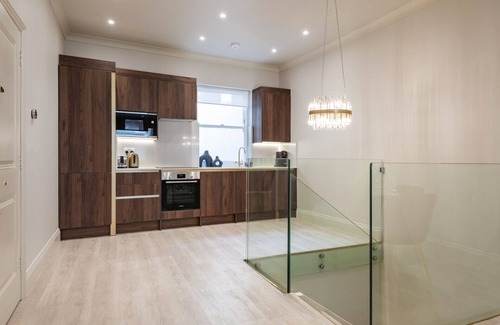City of Westminster Apartment | Marble Arch Suite 1-Hosted by Sweetstay